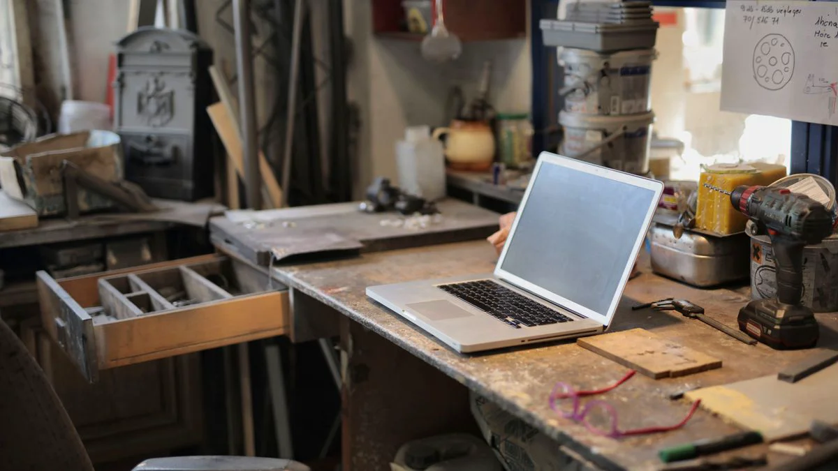Laptop op een bureau met actieve ventilatie en prestatiecontrole