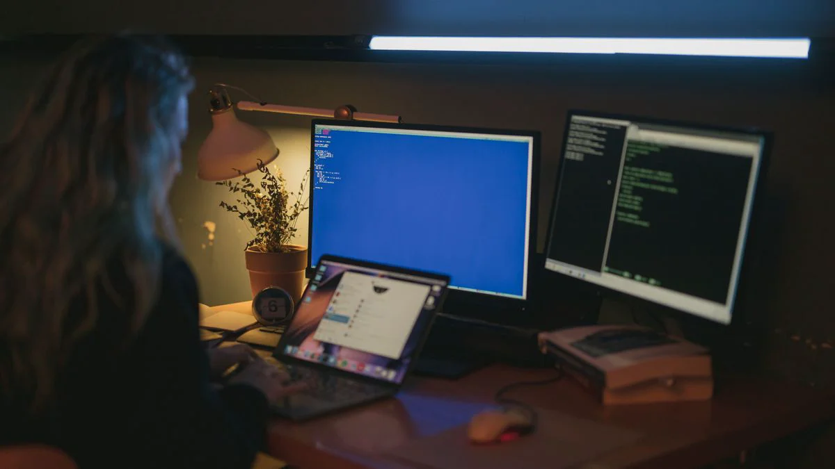 Gebruiker beveiligt computer tegen computervirussen met updates en antivirus