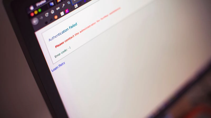 Gebruiker bij laptop met online toegang en Betekenis van Piggybacking