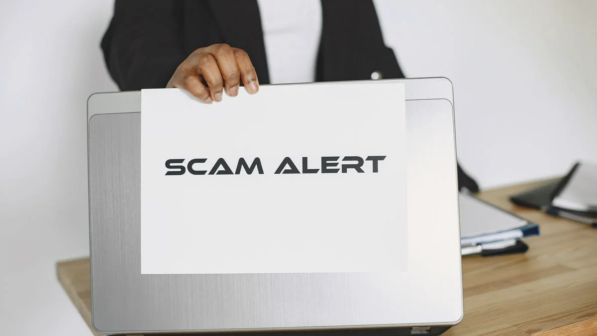 Laptop met waarschuwing na phishingklik en voorbereiding op een malware scan