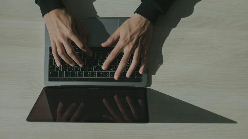 Persoon controleert een verdachte e-mail om phishing mail herkennen te oefenen