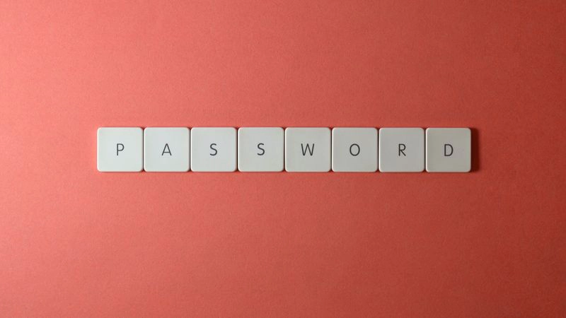 Gebruiker controleert wachtwoorden en accounts na rootkit verwijderen