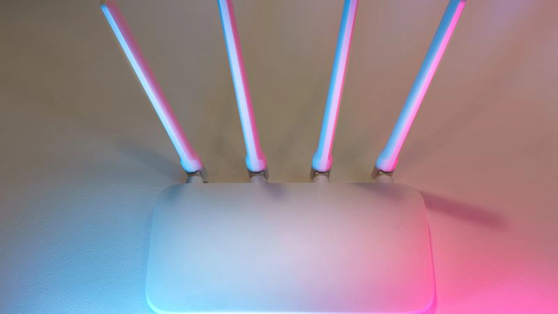 Wifi-router en verbonden apparaten bij Betekenis van Piggybacking