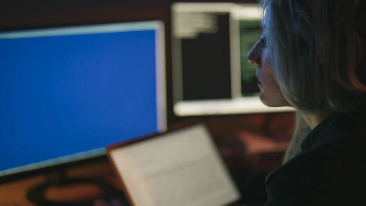 Gebruiker controleert beveiligingsinstellingen op een laptop