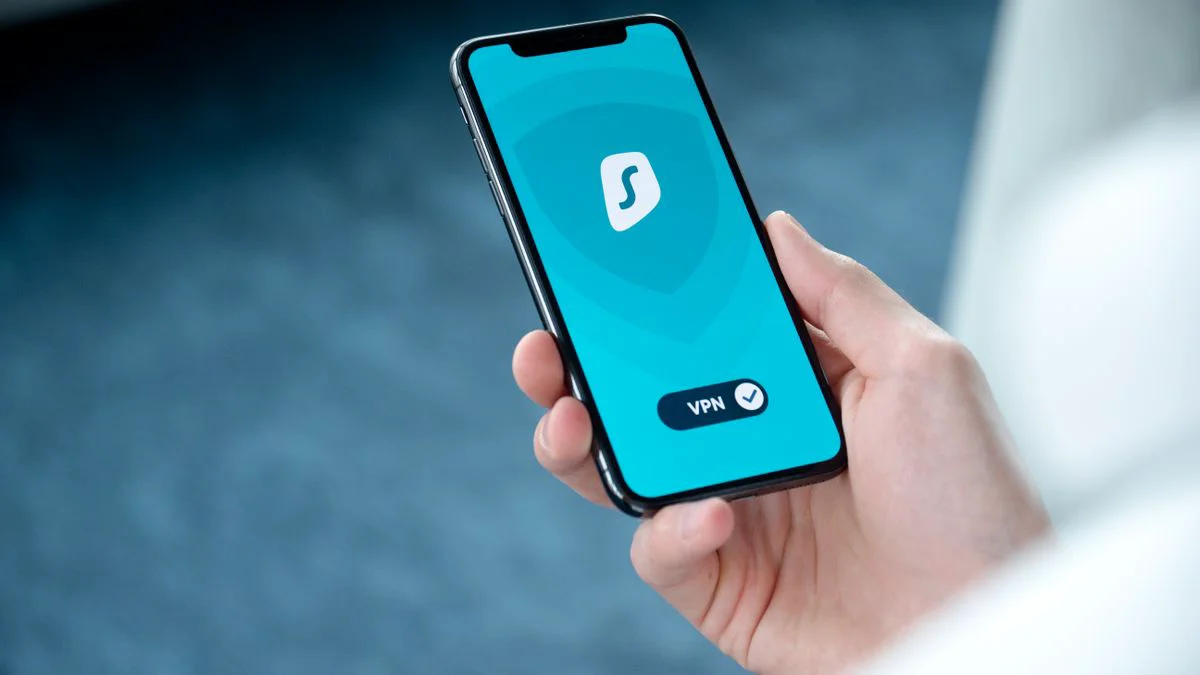 Smartphone met VPN-scherm naast een laptop met beveiligingsmelding
