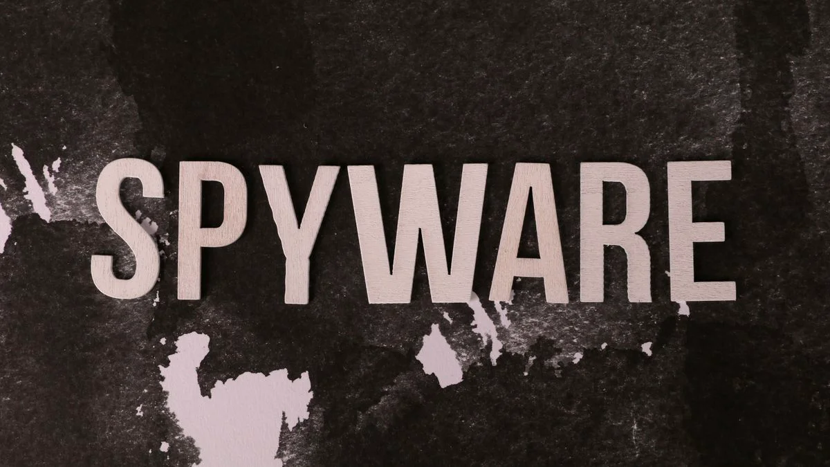 Laptop met beveiligingswaarschuwing en verdachte pop-up op het scherm