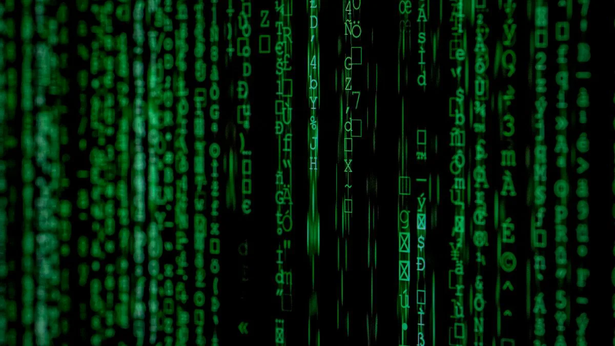Analist bekijkt een risicomatrix met gekleurde vakken op een computerscherm
