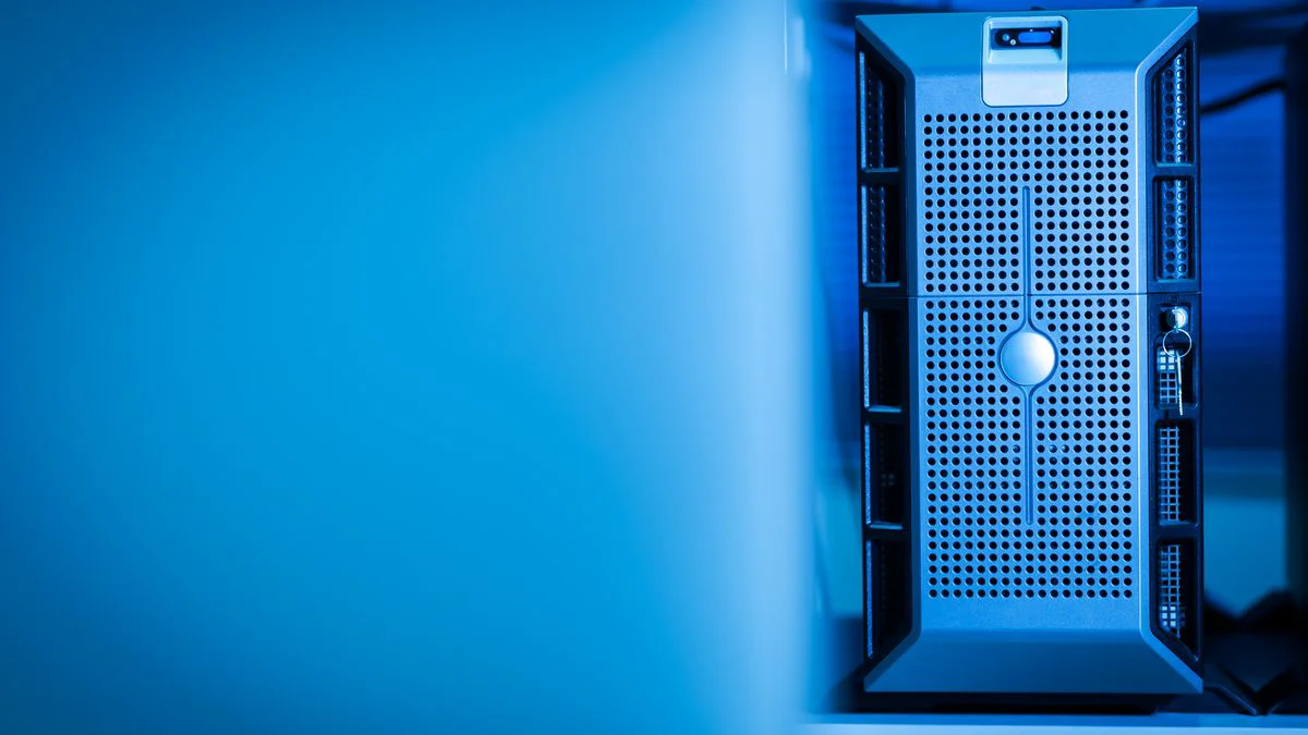 Rijen servers in een datacenter met beveiligde toegang en netwerkbekabeling