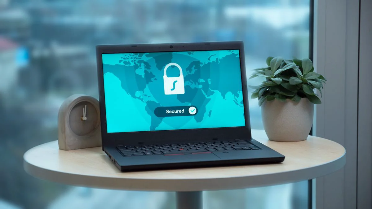 Persoon controleert beveiligingsinstellingen op een laptop