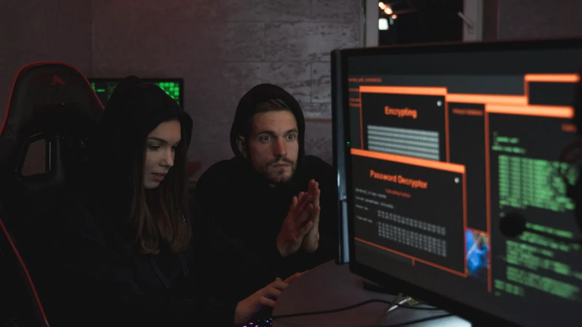 Securityanalist bekijkt verdachte netwerkactiviteit op meerdere schermen