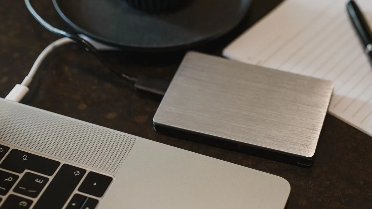 Externe harde schijf naast een laptop voor veilige back-up van bestanden