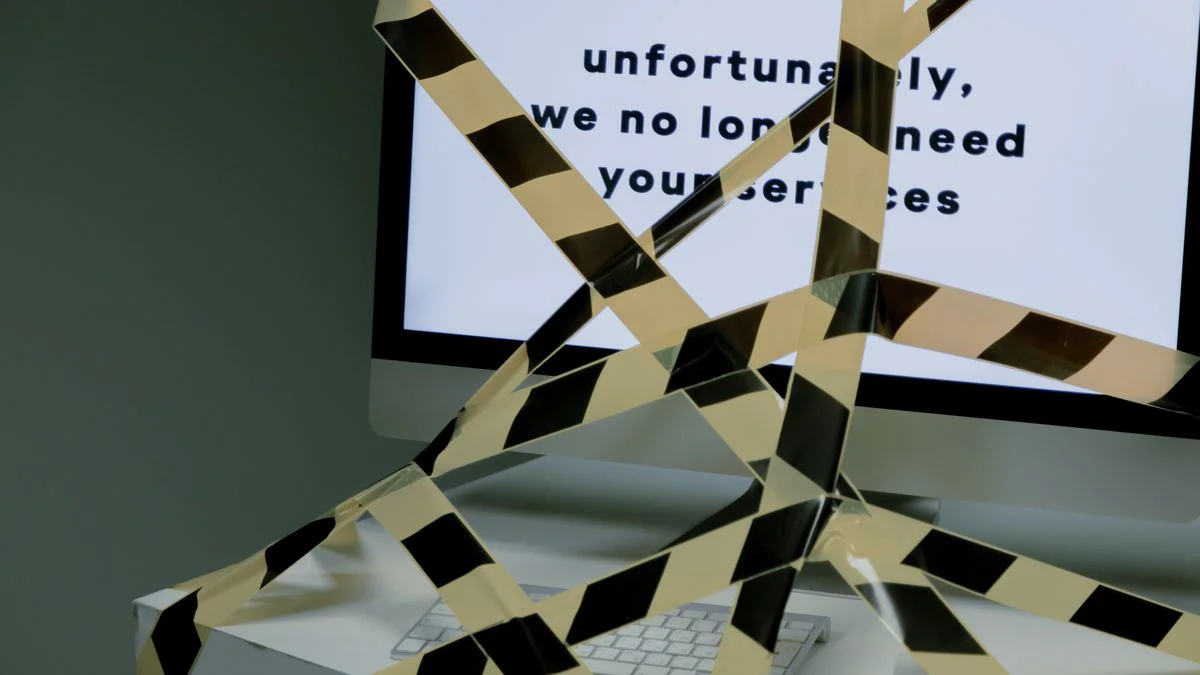 Computerscherm met waarschuwingsmelding en donkere werkplek