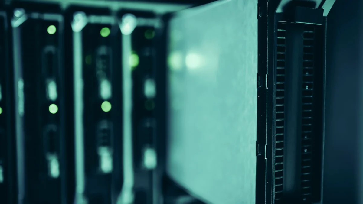 Serverruimte met netwerkapparatuur en beveiligde toegang