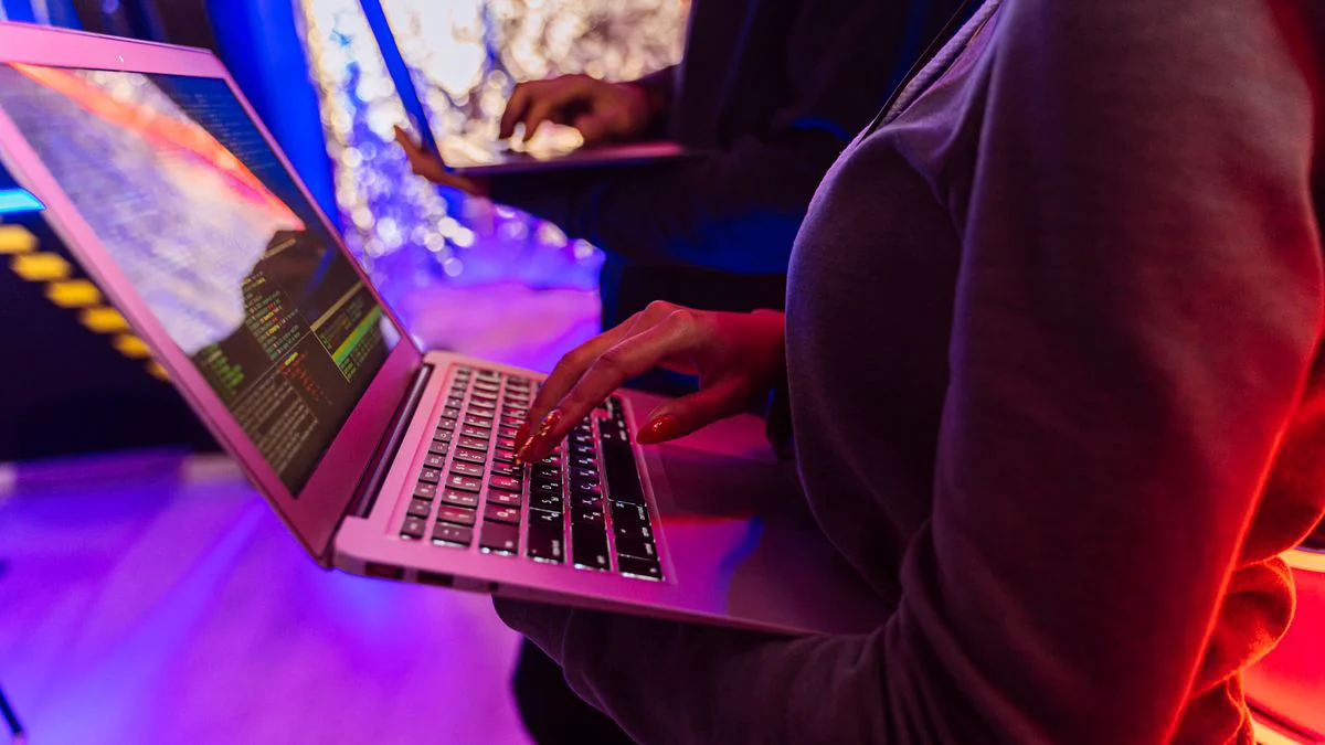 Gezin gebruikt samen een laptop aan de keukentafel