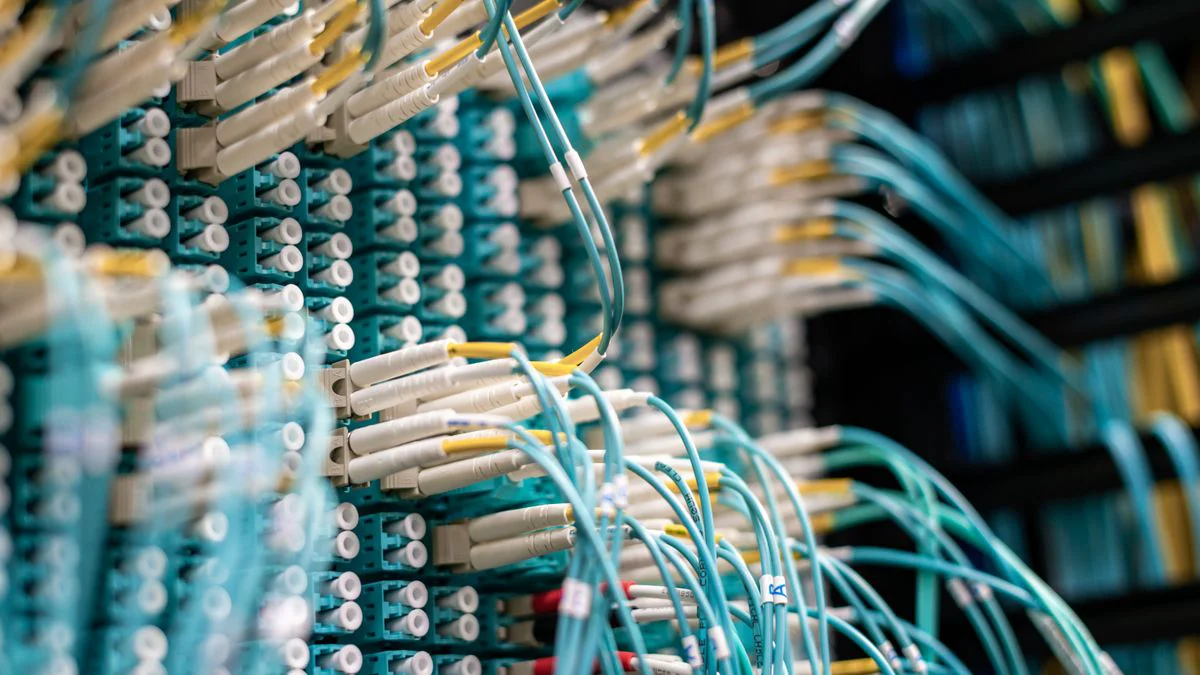 Netwerkkabels aangesloten op servers in een dataruimte