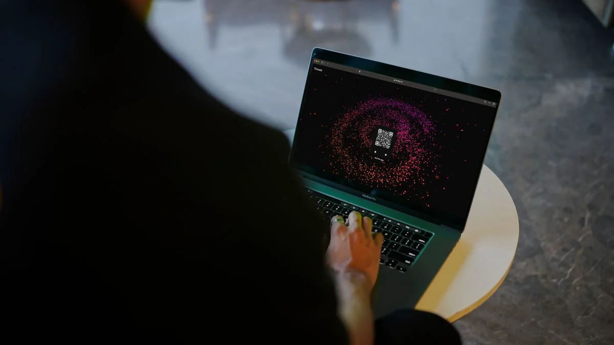 Persoon werkt met een laptop op openbare wifi in een café