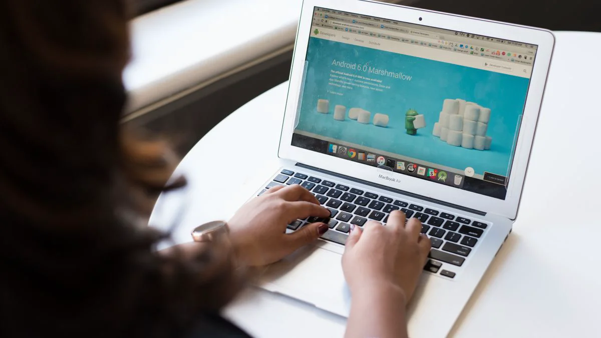Persoon controleert browserinstellingen op een laptop
