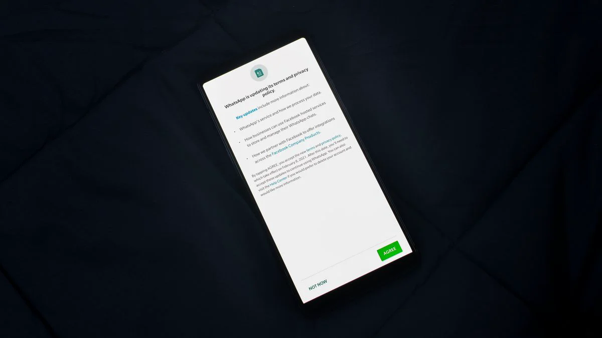Smartphone met veel app-machtigingen en privacywaarschuwingen in beeld