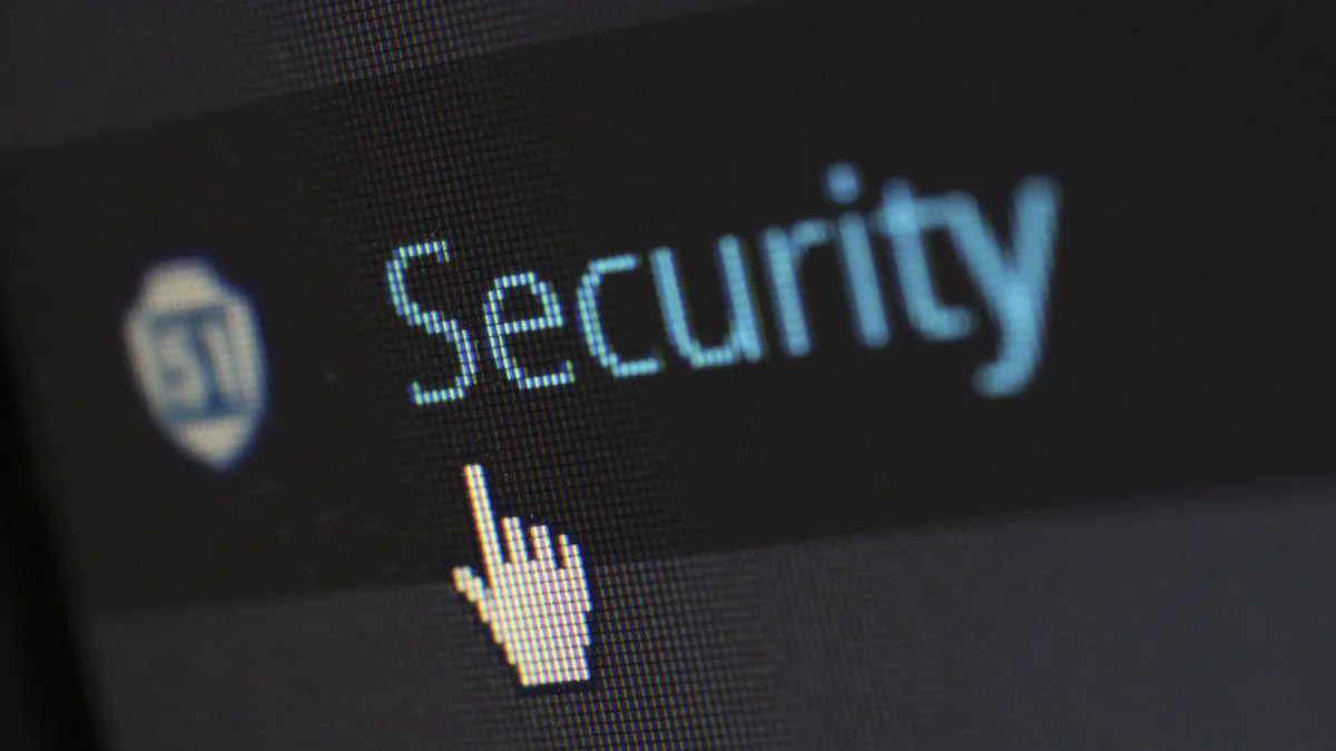 Medewerker bekijkt beveiligingsinstellingen op een laptop in een kantoor