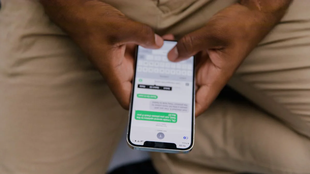 Smartphone met een geopend berichtenvenster en een link in beeld