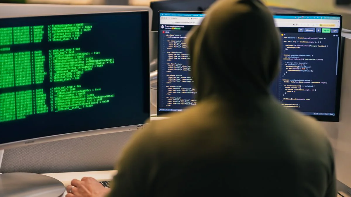 Medewerkers bespreken digitale risico’s in een kantooromgeving