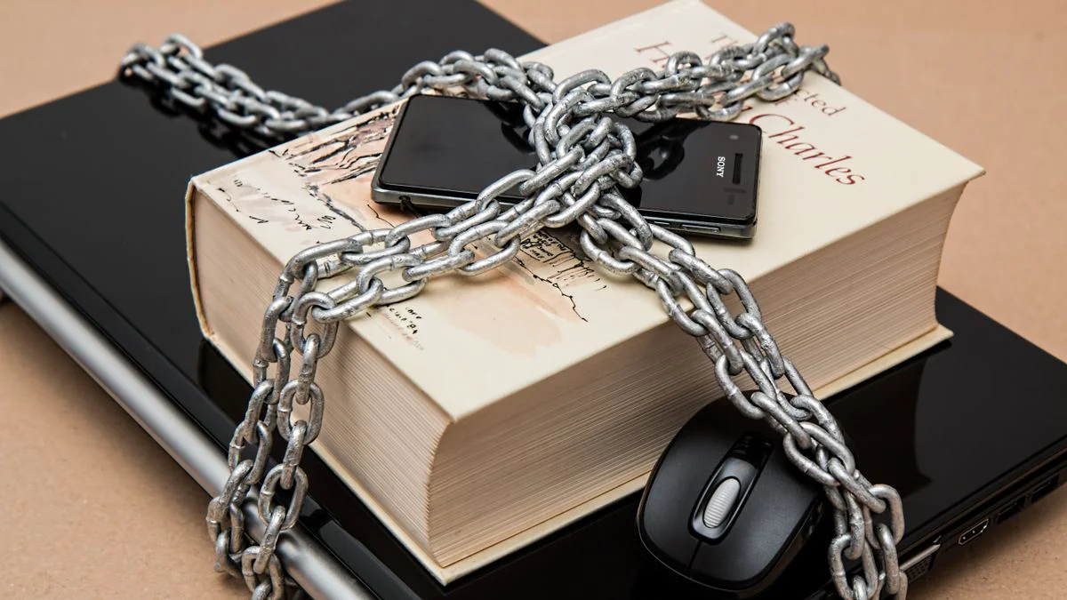 Smartphone met beveiligingscode naast een laptop voor accountbescherming