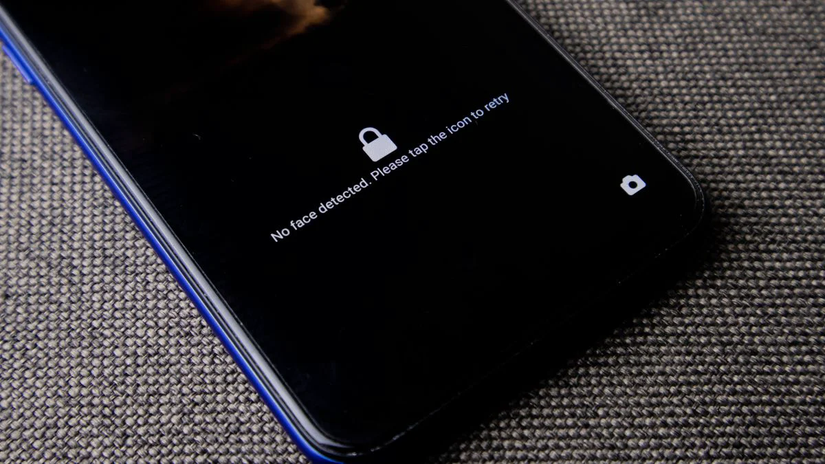 Telefoon met privacy- en beveiligingsinstellingen op het scherm