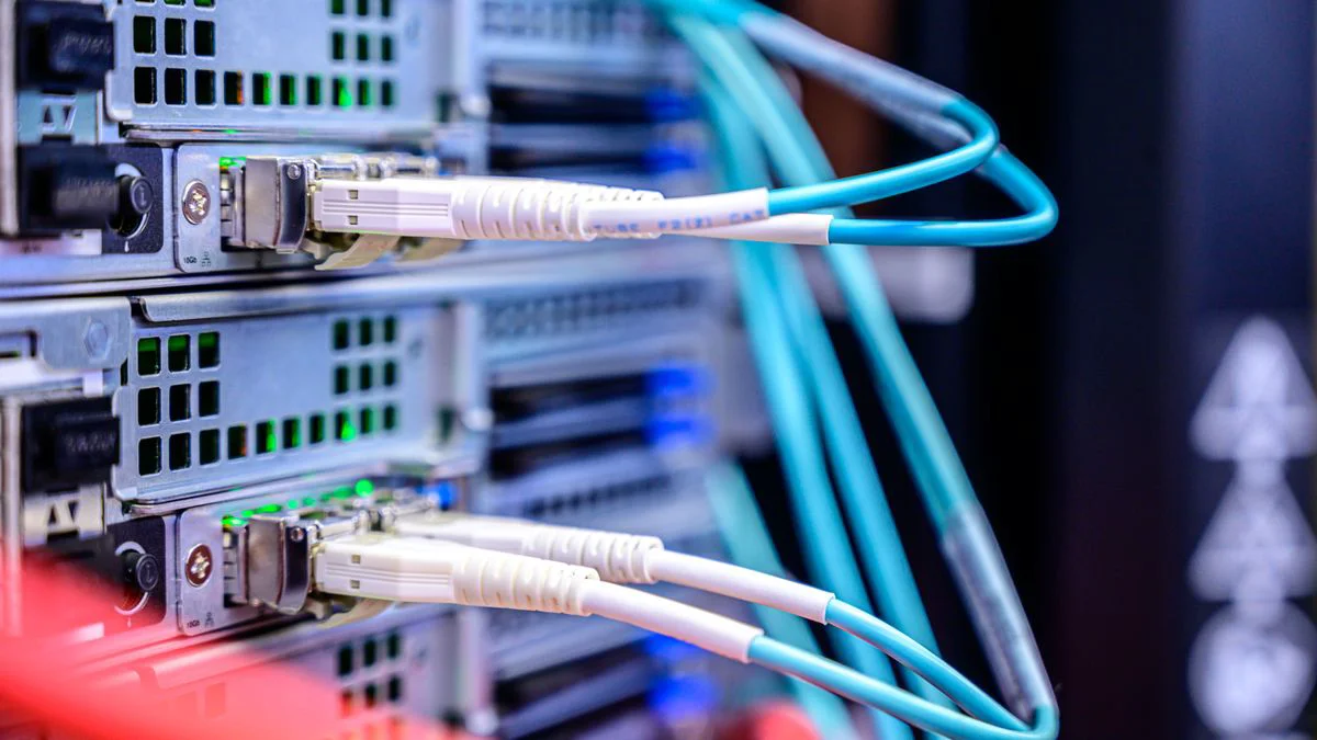 Netwerkkabels en servers in een rek als beeld voor digitale verspreiding
