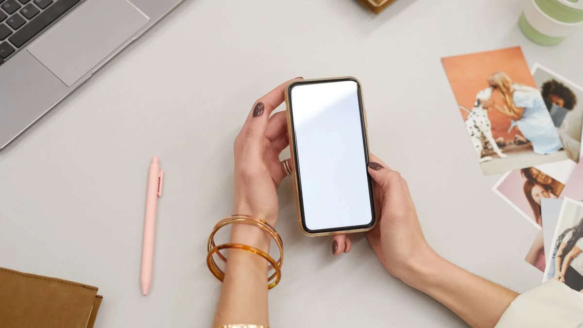 Smartphone naast een notitieboek voor het vastleggen van een tijdlijn
