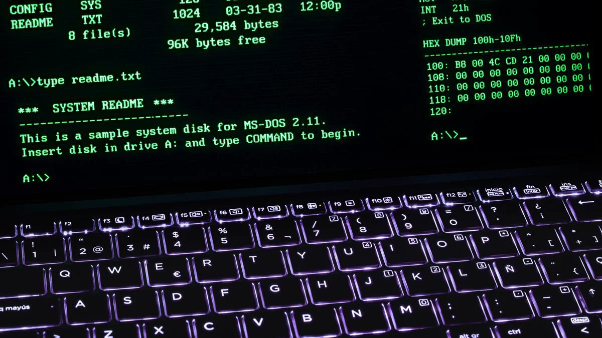 Beheerder achter een laptop met een terminalvenster op het scherm