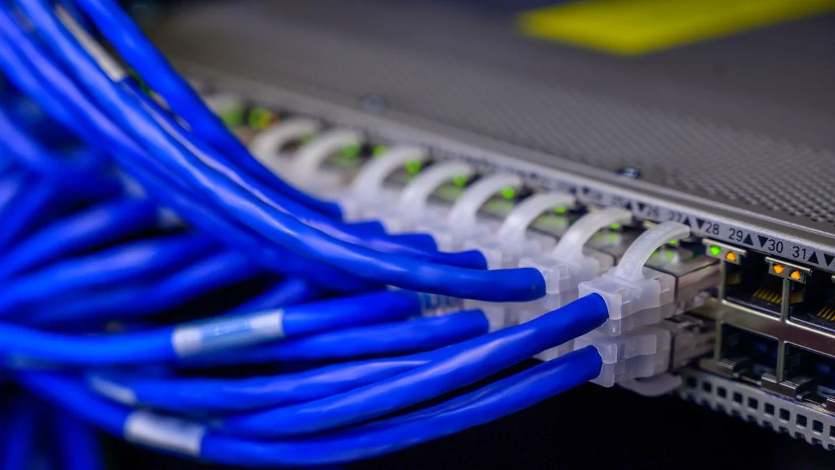 Netwerkswitch met aangesloten ethernetkabels in een serverkast