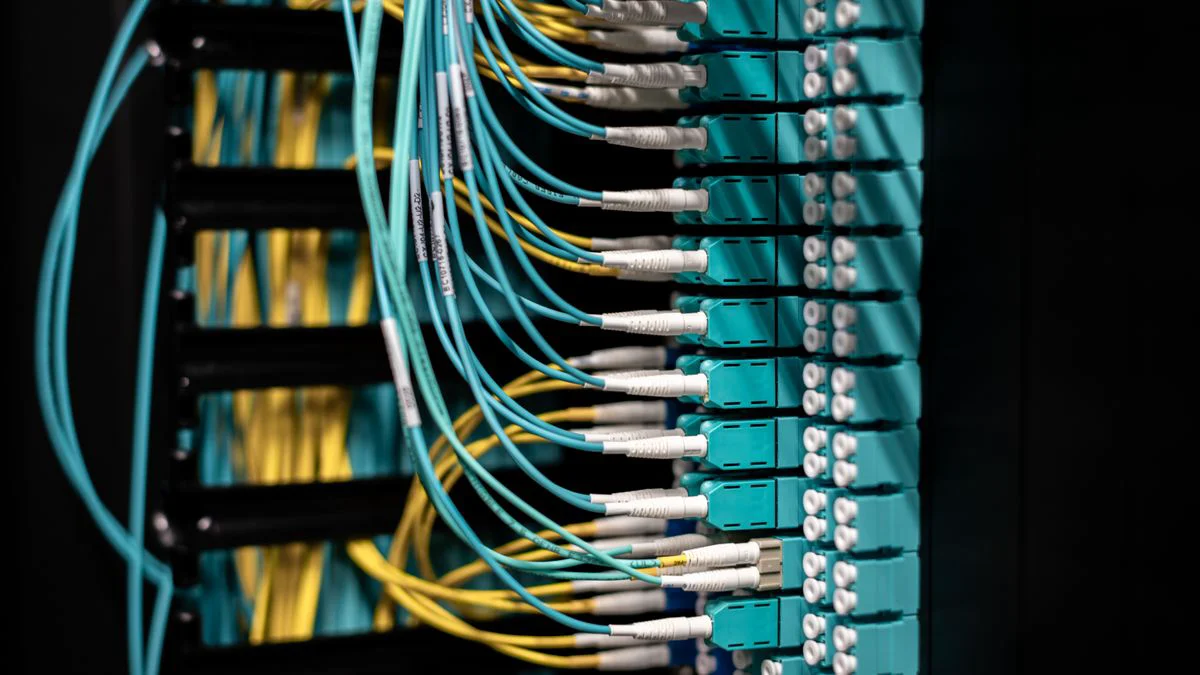 Netwerkkabels en serverapparatuur in een datacenterkast