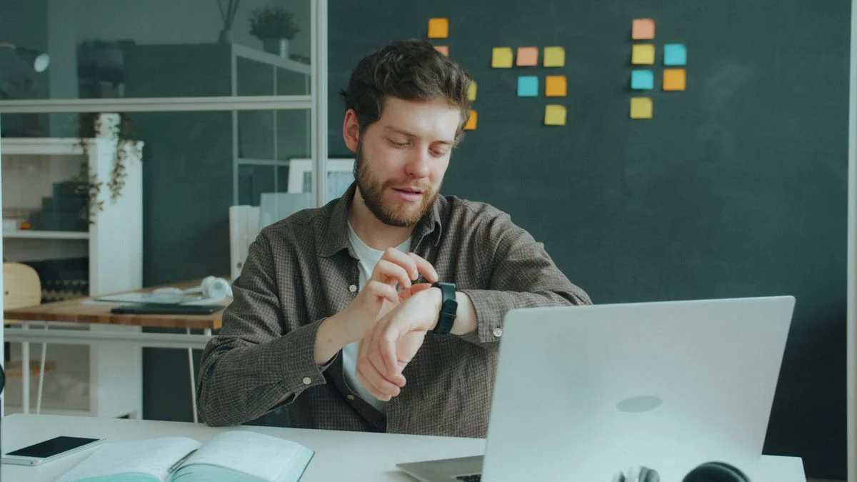 Persoon die aandachtig informatie op een laptopscherm bekijkt