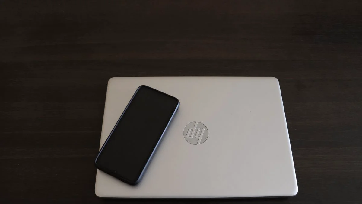 Laptop en smartphone naast elkaar tijdens het aanmelden bij een account
