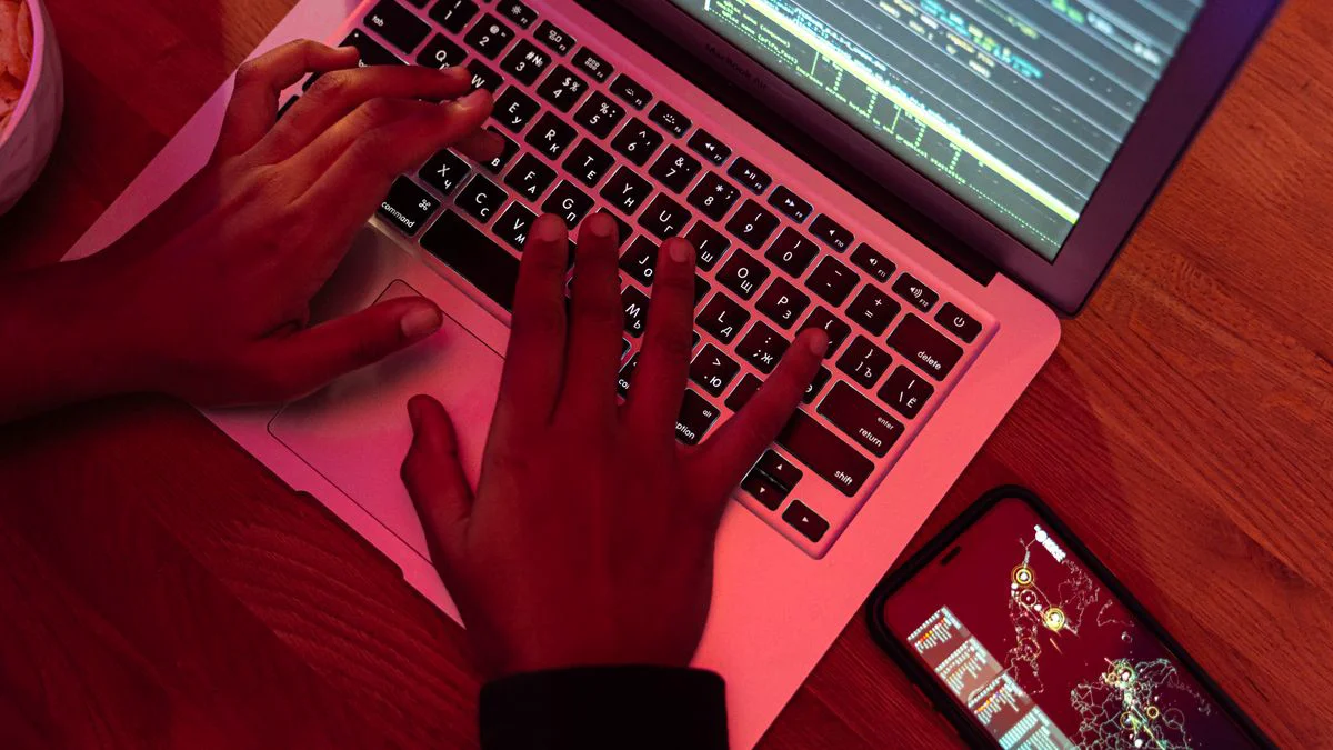 Smartphone en laptop met beveiligingsslot op het scherm