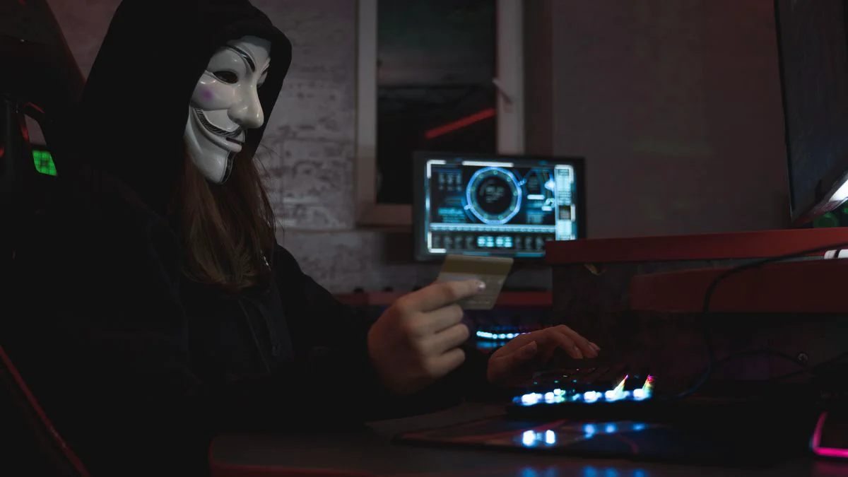 Betaalkaart naast een laptop met waarschuwingsicoon op het scherm